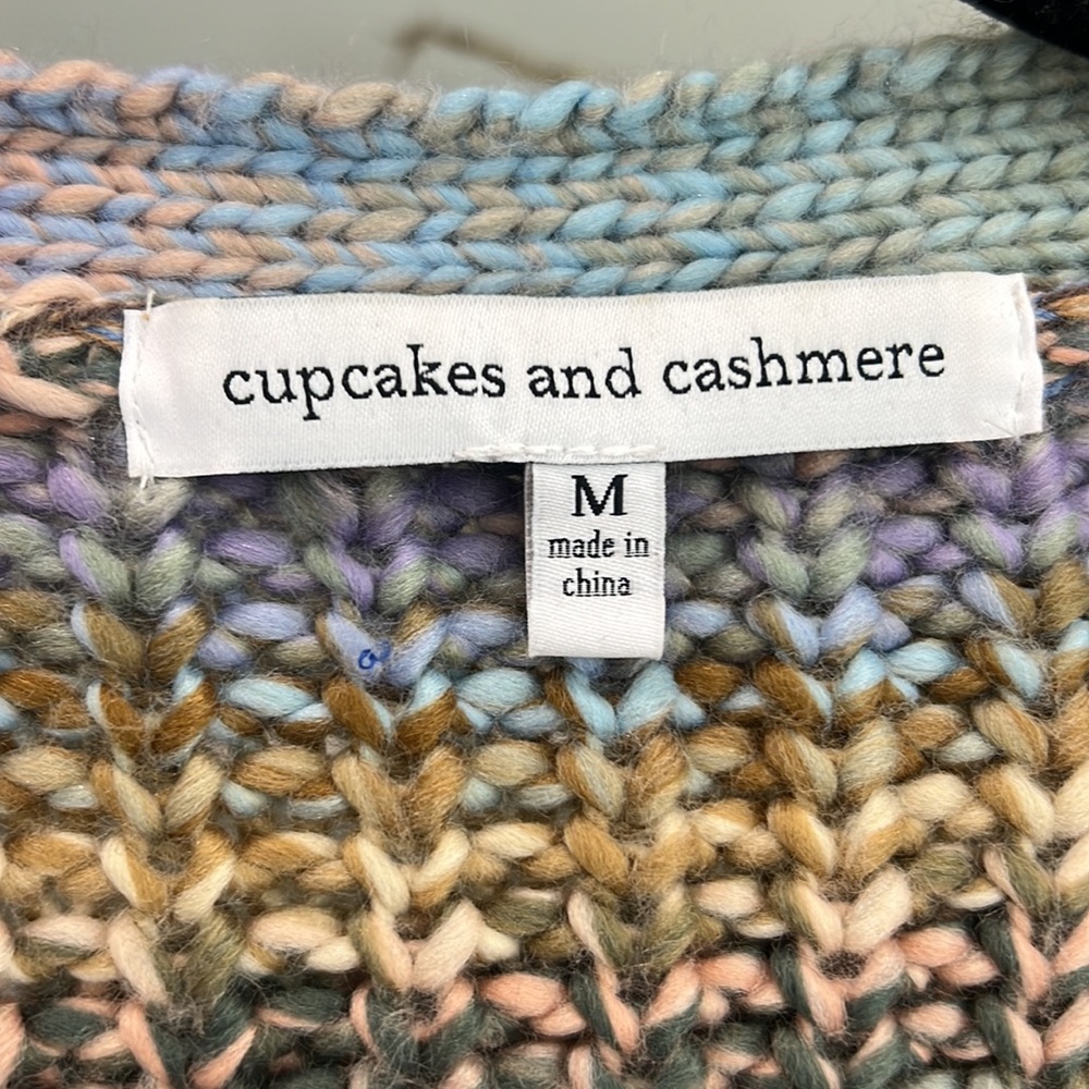 Cupcakes and cashmere cardigan - Picture 2 of 7